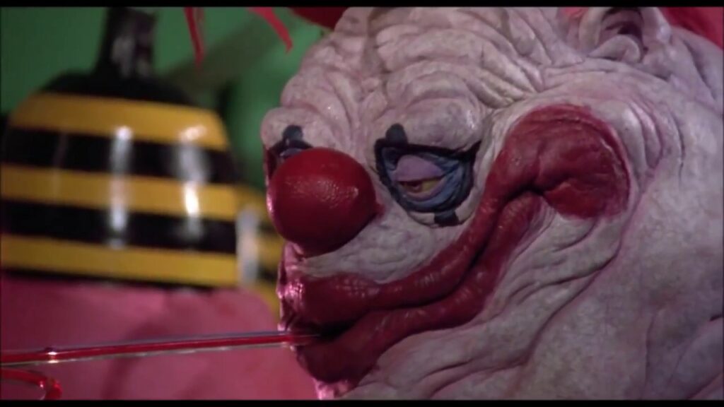 Killer Klowns z Outer Space Trailer porównuje film i grę