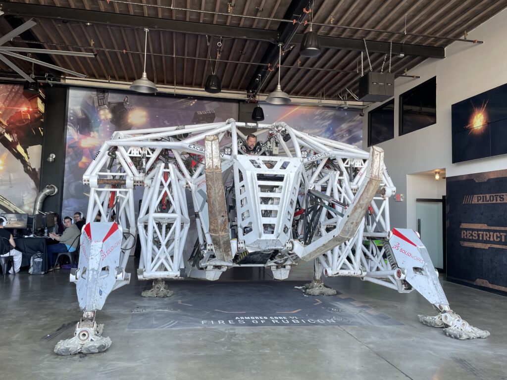 Mech zaprojektowany przez Exosapien Technologies podczas wydarzenia zapowiadającego Armored Core 6.