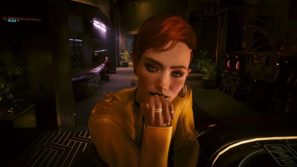 Przewodnik po ruletce Cyberpunk 2077 Phantom Liberty: wybór czerwonego lub czarnego i wszystkie odpowiedzi Image showcasing one of the twins in Cyberpunk 2077 at the Roulette table. There is a smirk on the character's face and a gold outfit worn.